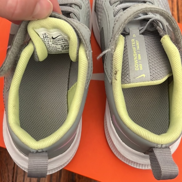 Nike Downshifter girls sneakers light smoke grey/ lilac/ neon size 12C toddler - Picture 4 of 4